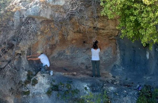 Kayc, ?Gnmzden 8 bin yl ncesine ait olduunu dndmz kaya resimleri ile karlatk. zellikle bir kaya snanda ortaya kan kaya resimlerinde 15?e yakn figr tespit ettik. Birok ksm doal sebeplerden dolay tahrip olmutu. Tespit edebildiimiz kaya resimlerinde hem insan hem hayvan hem de eitli geotik figrlerle karlatk. Bunlar, Aydn ve Mula'da Latmos Dalar?ndaki kaya resimleri ile ok benzerlik gstermektedir. Her geen gn Mersin?in bu Orta Toroslar dalk blgesindeki bu kaya resimleri potansiyeli hemen hemen her vadide gelmeye devam etmektedir. Aratrmalarmz ileriki yllarda da devam edecek. Umarm Mersin?in bilinmeyen bu tarih ncesi dnemini resimlerle ve dier bulunacak tarihi materyallerle aydnlatmaya devam ederiz" eklinde konutu.