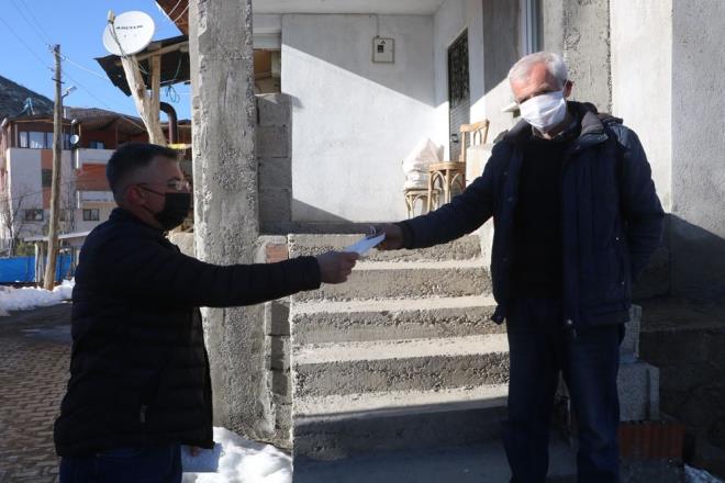 'DURUMA G�RE HAREKET ED�YORUZ'  E�ribucak k�y� muhtar� Fatih Durna ise vatanda�lar�n Covid-19 kurallar�na riayet etmelerinin hastal���n ortaya ��kmamas�nda etkili oldu�unu belirterek jandarma ekiplerinin de bu s�re�te kendisine destek oldu�unu s�yledi. Durna, ?�u ana kadar hi�bir Covid-19 vakas� k�y�m�zde g�r�lmedi. K�yl�lerimizin birbirlerini ziyaret etmemesi, sosyal mesafe, hijyen ve maske kurallar�na uyulmas� bu durumda etkili oldu. K�yl�lerimiz �ehir merkezine gitmiyorlar. Gen� arkada�lar gittikleri zaman al��veri�lerini yapt�r�yorlar. �htiyarlar�m�z zaten hi� �ehre inmiyor. Kurallara uyuyoruz. D��ardan gelenleri uyar�yoruz. �stanbul ve Ankara?dan gelen yok �u anda gelmemeleri konusunda uyard�k. Sa� olsunlar, onlarda riayet ediyorlar. HES kodlar�n�za bak�yoruz, duruma g�re hareket ediyoruz. K�y�m�zde hi� hastal�k olmad�? dedi.        Payla�