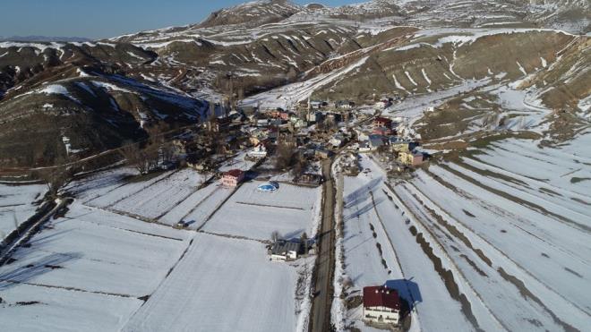 Sivas kent merkezine 35 kilometre uzakl�kta bulunan 30 haneli ve 101 n�fuslu k�yde �u ana kadar tek bir Covid-19 vakas�na rastlanmad�. Yaz aylar�nda vaka say�lar�n�n patlad��� Sivas?ta, E�ribucak k�y� sakinleri misafir kabul etmezken, sosyal mesafeye ve temizlik kurallar�na da dikkat ettiler.