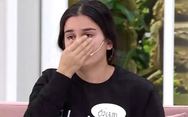 'Eini sevmeden evlendiini' syleyen zlem, boanmak istediini ama ailesinin onay vermediini syledi. Alper ile 1 yldr ilikisi olduunu syleyen zlem, 'Evlendiim gnden beri kocam sevemedim. Evlenince seversin dediler bana. Alper de ei Firdevs'ten hep boanmak istiyormu. Biz birlikte olmadan nce de ayrlmak istemi" diyerek kendini savundu.