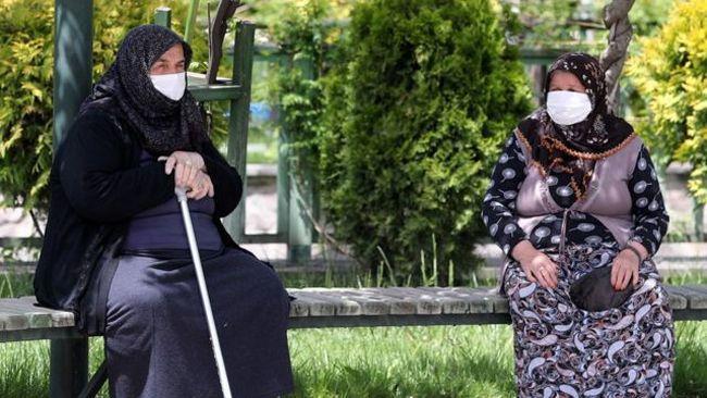 Bu erevede Ankara, stanbul ve zmir'de bu iletmelerin tamam belirlenen kurallar dorultusunda faaliyetlerine balayacak.  Restoran, lokanta, kafeterya, tatlc, pastane, kraathane, ay bahesi gibi yerler, ok yksek riskli iller dnda, Trkiye genelinde faaliyetlerini 07.00 ile 19.00 saatleri arasnda yzde 50 kapasite ile srdrebilecek. Bu erevede Ankara, stanbul ve zmir'de bu iletmelerin tamam belirlenen kurallar dorultusunda faaliyetlerine balayacak.