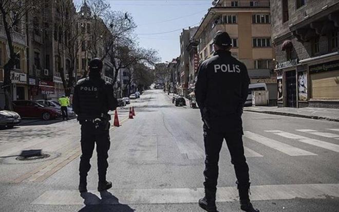 Kovid-19 risk deerlendirme haritasna gre, yksek riskli (turuncu) kategoride yer alan stanbul ve zmir'de hafta sonu sokaa kma kstlamas bir sre daha pazar gn devam edecek, orta riskli (sar) kategoride yer alan Ankara'da ise tamamen kalkacak.