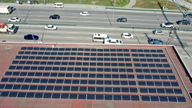 Tketimin yzde 47?si gneten  <br>  Enerji tketiminin yenilenebilir enerji kaynaklarndan salanmas hedefiyle gne enerjisinin daha etkin kullanm amacyla Bykehir Belediyesi ile Uluslararas Gne Enerjisi Topluluu Trkiye Blm (GNDER) arasnda imzalanan ibirlii protokol kapsamnda 30 Bursaray istasyonunun atsna yllk yaklak 2 megavat kapasiteli santral kurulacak. Santrallerin kurulumu, devreye alnmas, UEDA kabul, 10 yllk bakm-onarm, sigortalanmas, garantisi, sistem iletim bedeli, proje bedeli, bavuru bedelleri gibi ek masraflarn denmesi yklenici firma tarafndan yaplacak ve sistem 10 yl sonra tamamen Burula?a devredilecek. Burula?a szleme gereince, 10 sene boyunca yaplan retimden gelir paylam modeli uygulanacak. Bu modelde elektrik retiminde ulusal tarifedeki maliyetten minimum yzde 16,8 tasarruf salanacak. Bylece 10 ylda toplam 1 milyon 394 bin TL?lik enerji bedelinden net tasarruf yaplrken, 17 milyon TL?lik tesis de cretsiz olarak Burula?n iletmesine geecek. Bu sayede projeden kazanm 18.4 milyon TL?ye karken, toplam 30 istasyonda gneten elde edilecek elektrik enerjisiyle istasyon i ihtiyalarnn yzde 47?si gne enerjisinden karlanacak. 10 yllk sre baz alndnda istasyonlarn 45 milyon kilovatsaat olan enerji ihtiyacnn 21 milyon kilovatsaati gneten karlanacak ve bylelikle 17 milyon TL?lik tasarruf salanacak.