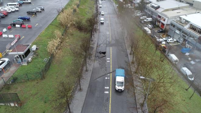 Patlama nedeniyle bir sre cadde trafie kapal kalrken, trafik younluu olutu.