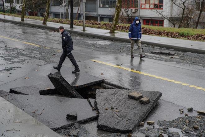 Cadde ksa srede suyla dolarken, patlama nedeniyle yolda yaklak 1 metrelik ukur olutu.