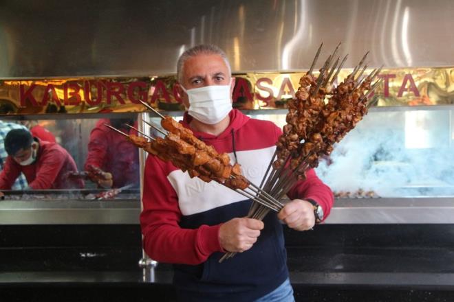 Uzun sredir paket servis ile kebap yiyenler, masalar aras 2 metre mesafe, eitli noktalara konulan dezenfektanlar, ate lm ve maske gibi nlemlerle kebap yemenin keyfini yaad.