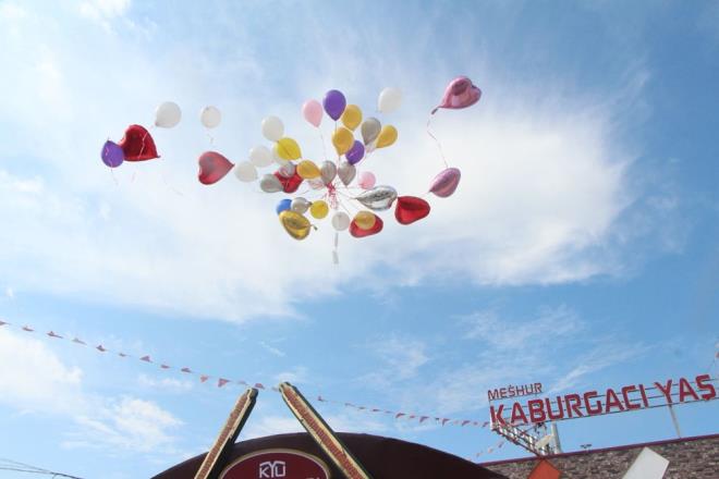 Blgede uzun yllardr kebaplk yapan Yaar Aydn, bugn ucuna maskeler balad rengarenk balonlar gkyzne brakarak kutlad.