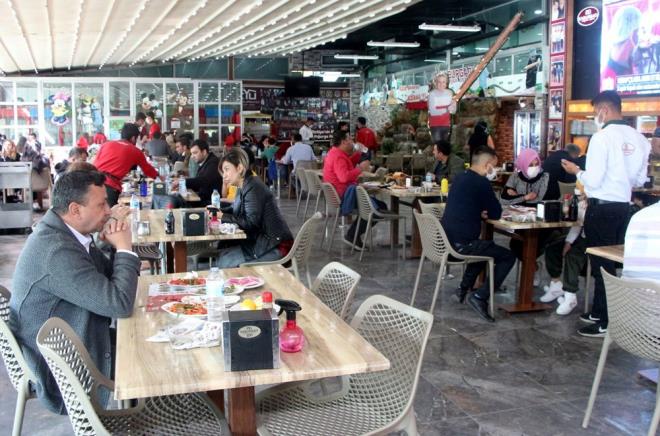 Covid-19 risk deerlendirme haritasna gre orta riskli (sar) kategoride yer alan Adana'da da kafe, restoran, pastane gibi iletmeler bugn ilk mterilerini ald.