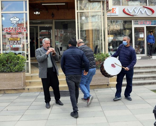 Baz iletmeler mterilerini davul zurna eliinde karlarken, bazlar ise meale yakp kurdele kesti.  yerlerinde mterilerini arlayan iletme sahipleri ve yemek yemeye gelen vatandalar byk sevin yaad.