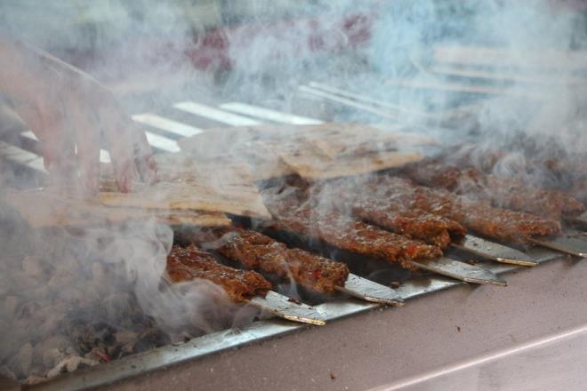 Yreir ilesindeki Kaburgac Yaar Usta'da corona virs nlemleri kapsamnda salona giren mteriler, scak kebabn tadna vard.