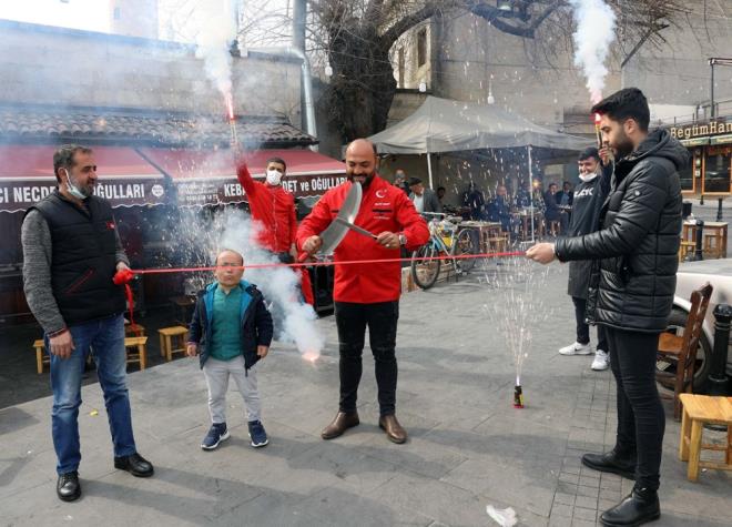 Gaziantep'te, corona virs tedbirleri kapsamnda paket servisi yapan kebaplar, saat kstlamas ve kapasite artyla hizmet vermeye balad. Uzun sredir masalara mteri alamayan iletmelerin, hizmet vermeye balamasyla vatandalar sabah saatlerinden itibaren kentteki kebaplara giderek kebap yemeye balad.