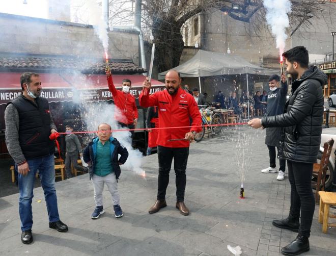 "MTERLER DAVUL ZURNA LE KARILADIK"  Mterileri davul zurna ile karladklarn ifade eden kebap ustas Yasin Usta, "Pandemi dneminden bu yana mterilerimizi arlayamyorduk. Dn yaplan aklamann ardndan mterilerimizi davul zurna ile karladk. ok mutluyuz. nlemlerimizi aldk, salkl bir ekilde almaya devam ediyoruz" dedi.