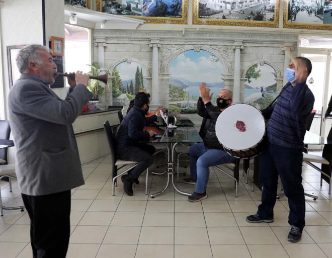 "GAZANTEPLLER SICAK KEBAP YEMEY ZLEM"  Gaziantep Kalesi blgesinde kebaplk yapan Nejdet Klnolu, alnan karar nedeniyle ok mutlu olduklarn ve yaptklar lenle mterilerini karladklarn ifade ederek unlar syledi:    "Dn Cumhurbakanmzn aklamasnn ardndan en ok kebaplar sevindi. Bugn masa ve sandalyelerimizi mterilerimize atk. u anda bayram yeri gibiyiz. Sylenen kurallara uyarak bugn almalara baladk. Gaziantepliler scak ekilde kebap yemeyi zlemi, artk bu zlemlerini gideriyor. Biz de bu sevinci meale yakp, kurdele kesip len havasnda gsterdik. Tm kurallara uyarak bugn mterilerimizi arladk. nallah bu hastalktan bir an nce kurtuluruz."