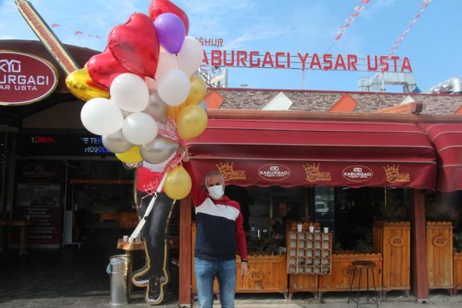 "SABAH SAAT 06.00'DA EHR DIINDAN GELENLER OLDU"  Almalarndan dolay ok mutlu olduklarn dile getiren Yaar Aydn, "Sabah saat 06.00'da buraya geldim, mteri bekliyordu. Ankara'dan, zmir'den, Kahramanmara'tan, Mersin'den gelmiler. Gelen herkesin yz glyor, bizim yzmz glyor. Herkes ok mutlu. Corona virs nedeniyle paket servis yapyorduk, evlerinde yiyorlard. Souk souk tad olmaz. imdi zevkle yiyorlar, gzlerinin ii glyor. Tm tedbirlere uyuyoruz. Bin 500 kii kapasitemiz var ama yzde 50 oranda mteri alyoruz. Masalar aras 2-3 metre arasnda mesafe brakyoruz. Kapal olmaktansa 100 kii arlayacamz 50 kii arlarz" dedi.