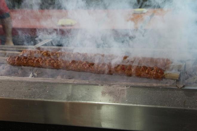 Pozant ilesinden ailesi ile birlikte gelen Zeynep Yazga "ok gzel, ok beendik. Paket servisten bkmtk. Eve gelen paketleri souk bir ekilde yemektense artk sca scana yemek daha tadnda oluyor" diye konutu.