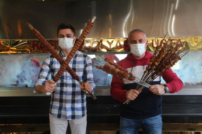 Ceyhan ilesinden kebap yemeye gelen Duran ahin, "Aylardr almalarn bekliyorduk. Gelir gelmez scak scak kebap yedim" dedi.