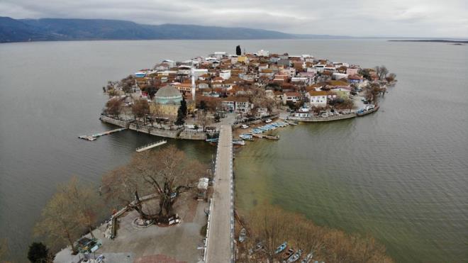 Kuraklktan dolay karayla birleen Glyaz, sularn ykselmesiyle birlikte yine ada grntsne kavutu.