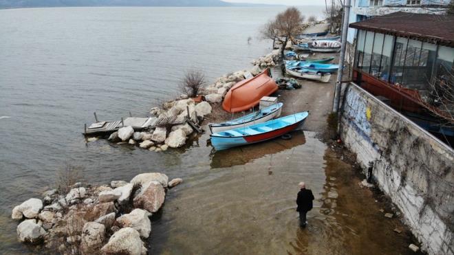 Bu yl kn kurak gitmesiyle birlikte sular ykselmeyince ada grnmne kavumayan ky, getiimiz gnlerde yaan karlarn erimesiyle birlikte sular ykselince tekrar ada oldu.