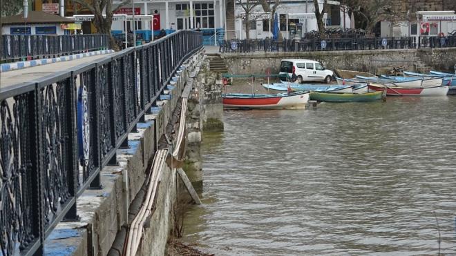 Her yl sularn sonbahar yamurlaryla birlikte ykseldiini ifade eden Glyaz sakinleri, "Kn yamur ve karlar yanca glde su seviyesi artar. Kymzn etraf suyla evrilir, ada olurdu. Yazn da sular ekilince karayla birleirdi. Bu yl kuraklktan dolay sular ykselmedi. Biz getiimiz gnk karlar yancaya kadar yryerek kymze ulaabiliyorduk. Kar sular eridi, sular ykseldi, ada olutu. Artk kpry kullanarak kymze gidebiliyoruz" dedi.