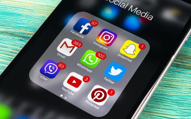 Whatsapp bu hamlesi ile rakiplerini glendirip stratejik bir hata m yapt?<br>    Alev Akkoyunlu: Bu hamleyi yapmadan nce dzgn bir iletiim politikas ile kullanclar bu konuyla ilgili samimi bir ekilde bilgilendirmesi gerekiyordu. Maalesef ilk hamlesi ciddi bir stratejik hata oldu ki szleme onaylama sresini uzatma karar almalarndan kendilerinin de bu durumun farkna vardn gzlemliyoruz.