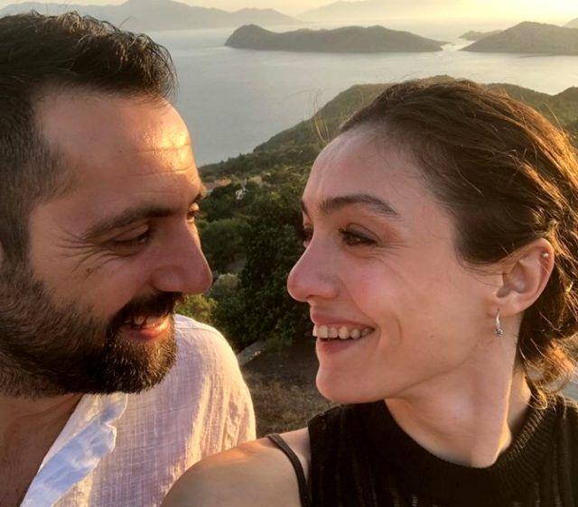 Glben'in gelinlik giydii anlarda Esat'n eve gelmesi ise sosyal medyada yine birbirinden espirili paylamlara neden oldu. Merve Dizdar'n ei Gu&#776;rhan Altundas&#807;ar da eini tiye ald.