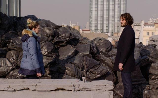 Han'n otoparkta gizledii eski aracnda vitrin mankeni kolu ve kadn peruu bulan nci ise gerekleri renmek iin eini takip etmeye balad. Han'n gece gizlice ple gittiini gren nci takip etmeyi srdrd. Ancak Han, nci'nin kendisini takip ettiini anlad.