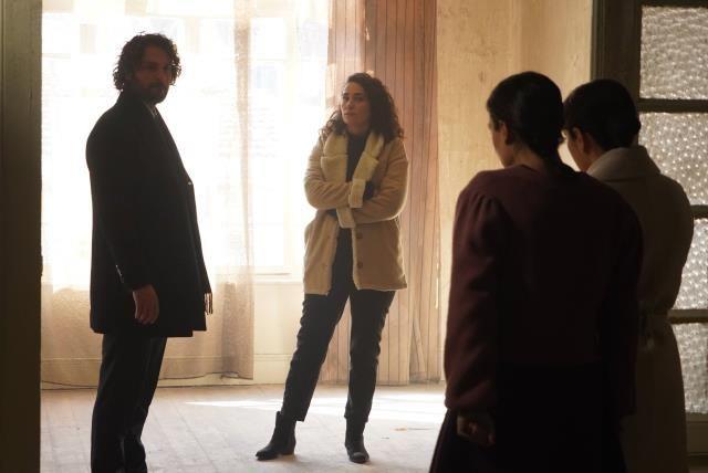 Masumlar Apartman dizisi TRT1'in yzn en ok gldren yapm oldu. Baarl oyuncular Birkan Sokullu, Farah Zeynep Abdullah, Ezgi Mola ve Merve Dizdar her Sal akam performanslaryla alklanyor. Dn akam da nefes kesen bir blm ekranlara geldi. Apartmandaki kokudan rahatsz olan Esra'nn ikayetiyle p eve gelen zabtalar karlarnda bo evi grd.