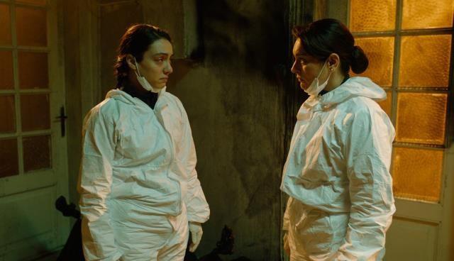 Esra'nn ikayet telefonunu duyan Han'n evdeki btn pleri teras katna tad ve evi boaltt ortaya kt. Safiye ve Glben ise bo evi grnce byk aknlk yaad. Ancak Safiye eyalarn att iin Han'a ok kzd ve sinir krizi geirdi. Safiye eyalarn terasta olduunu renince Glben'le birlikte yeniden eve tamak istedi. Ancak o srada yanlarna gelen Naci ise tm gerekleri grd. Naci, Safiye ve Glben'e yardm ederek pleri yeniden eve tad.