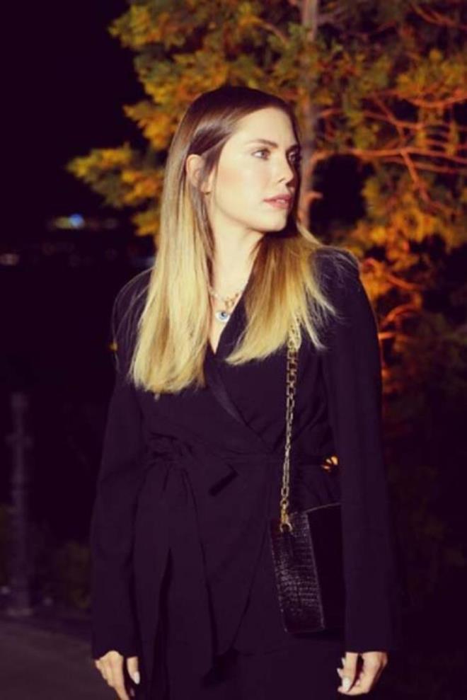 Eda Ece u cmleleri kulland: Herkese merhaba! Haberlerden duydug&#774;unuz u&#776;zere maalesef ben de covid gec&#807;iriyorum. Yarn karantinamn son gu&#776;nu&#776;. S&#807;u anda iyiyim. Hastalg&#774;n 1-7 gu&#776;nu&#776; hic&#807; de iyi deg&#774;ildim. S&#807;u an c&#807;evremde hala bir su&#776;ru&#776; hasta insan var, u&#776;lkemizde canyla ug&#774;ras&#807;an bir su&#776;ru&#776; insan var, restoranlarn ac&#807;lms&#807; olmas gibi s&#807;eylere inanamyorum. Baz sekto&#776;rlerin c&#807;ok etkilendig&#774;ini de biliyorum ama nasl olacak endis&#807;eliyim.