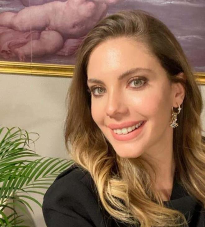 O kadar c&#807;ok seviyorum ve gu&#776;lu&#776;yorumki yllar sonra yine beni mutlu etti. Gu&#776;lmek bu hayattaki en gu&#776;zel s&#807;ey. Hasta olan herkesin biran o&#776;nce iyiles&#807;mesini, yu&#776;zlerinin gu&#776;lmesini diliyorum. Aramalar ve mesajlar ic&#807;in de tes&#807;ekku&#776;r ederim. Ben de sizi c&#807;ok seviyorum.