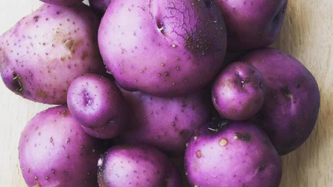 zellikle Okinawa diyeti Japonlarn sk sk tkettii pilav yerine turuncu ve mor tatl patatesi koyuyor. Daha sonra bunu kepekli tahllar, baklagiller ve lif bakmndan zengin sebzeler izliyor.