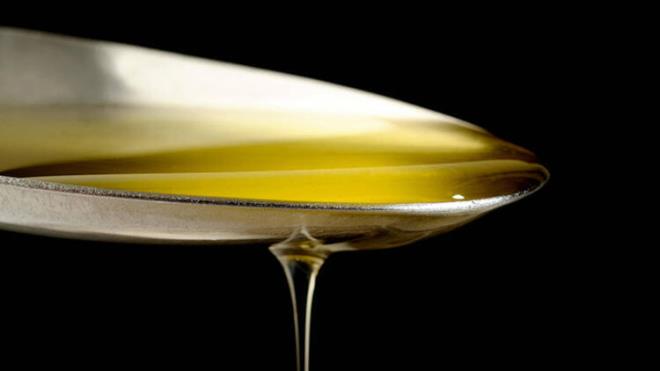 3.Zeytinya<br>  oumuz salkl kalmak iin yalardan uzak dururuz ancak zeytinyann bu listedeki yeri ayr. Aratrmalar, zeytinyann antienflamatuar ve antioksidan zelliklere sahip fenollere sahip olduunu, bunun da kalp hastalna yakalanma ve fel geirme riskini drmeye yardmc olabileceini gsteriyor. Zeytinya ayn zamanda dnyann en salkl beslenme biimi olarak kabul edilen Akdeniz diyetinin de temelini oluturuyor. Aratrmalara gre Akdeniz diyeti uygulayanlarn tahmini olarak 2 ila 3 yl daha uzun yaama ans dierlerine oranla yzde 20 daha fazla.