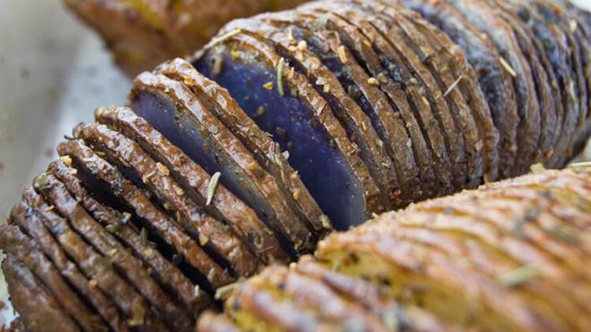 5.Renkli meyve ve sebzeler<br>  Aratrmalar, daha fazla meyve ve sebze yiyenlerin yemeyenlere gre daha uzun yaadn ortaya koyuyor. Elbette tm meyve ve sebzeler salmz iin faydal ancak renkli olanlarn yeri biraz ayr. nk onlara rengini veren doal pigmentler ayn zaman da kanseri nlemeye yardmc olabiliyor. Dnyann en uzun mrl insanlar Okinawallar, zellikle koyu yeil ve sar eitler olmak zere meyve-sebze ynnden zengin bir diyete sahipler.