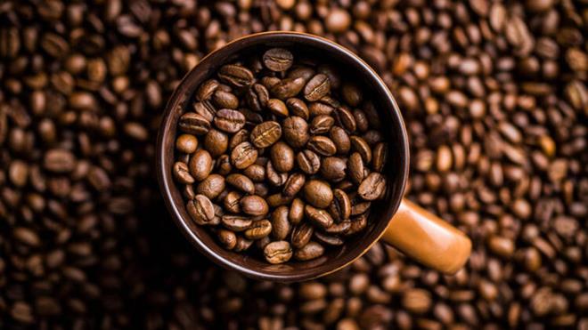 8.Kahve ekirdei<br>  Kahvede bulunan antioksidanlar; kanser, kalp hastal, diyabet ve fel gibi yaam tehdit eden hastalklar nler. Yine de kafeinin tansiyonu ykselttiini aklda tutmakta fayda var.Bu nedenle youn miktarda kahve tketiyorsanz normal kahve ile ayn oranda antioksidan ieren kafeinsiz kahveyi tercih etmek en iyisidir. yleyse kahvelerimizi salk, mutluluk ve hastalklarla savamak iin yudumlayalm.