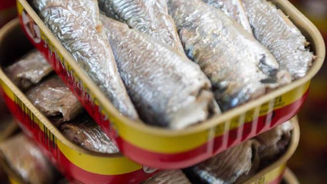 4.Yal balklar<br>  Japonlar dnyann en uzun mrl insanlardr. Pek ok aratrmac bunu balk ierii yksek beslenme biimlerine balyor. Krmz et yerine bal tercih etmek, kalp hastal gibi krmz etle ilikili birok salk sorunu yaama riskinizi azaltmakla kalmaz.Ayn zamanda somon, uskumru, sardalya ve alabalk gibi yal balklar salk zerinde farkl birok yarara da sahiptir. Yal balklar, baklk sistemini glendiren iyi bir A ve D vitamini kaynadr.