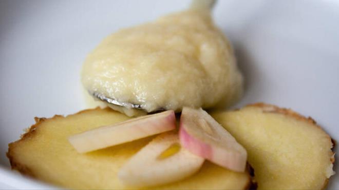 1.Sarmsak  <br>  Sarmsakta bulunan birok bileenden 10 tanesinin kanserle mcadeleye yardmc olduuna dair giderek daha fazla kant ortaya konuluyor. Sarmsak ayrca kansere yol aan maddelerin paralanmasn destekleyen baklk artrc bileikler de ierir. rnein sarmsakta bulunan dialil slfr, vcuttaki kanserojenleri paralama kabiliyetine sahiptir.