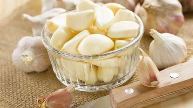 Aratrmalara gre dzenli olarak sarmsak tketen kiiler, az yiyenlere veya hi yemeyenlere gre mide kanseri yakalanma bakmndan yzde 50 daha ansl.