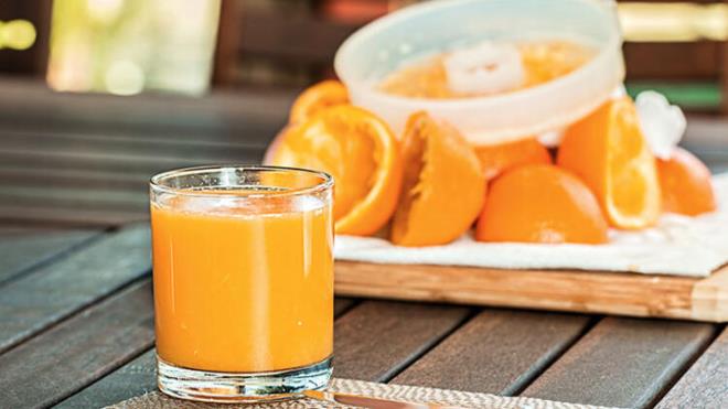 ortakal suyu<br>  D vitamini asndan zengin bir portakal suyu kaslar ve kemikler iin gerekli bir besindir. D vitamini, vcudun gl kemikleri korumak iin gerekli olan kalsiyumu emmesine yardmc olur. D vitamini eksiklii, yumuak, ince ve krlgan kemiklere neden olabilir. Bu, ocuklarda raitizme ve yetikinlerde osteoporoza yol aabilir.American Journal of Clinical Nutrition'da yaynlanan bir aratrma, D vitamini takviyesi ieren portakal suyunun vcuttaki D vitamini dzeylerini artrmada etkili olduunu ve bylece yetikinlerde osteomalazi ve osteoporozu nlemeye yardmc olduunu bildirmektedir.