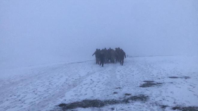 Milli Savunma Bakanlndan yaplan aklamada, "Bingl'den Tatvan'a gitmek zere bugn saat 13.55'te kalk yapan Kara Kuvvetleri Komutanlmza ait Cougar tipi bir helikopter ile saat 14.25'te irtibat kesilmitir." bilgisi verildi.