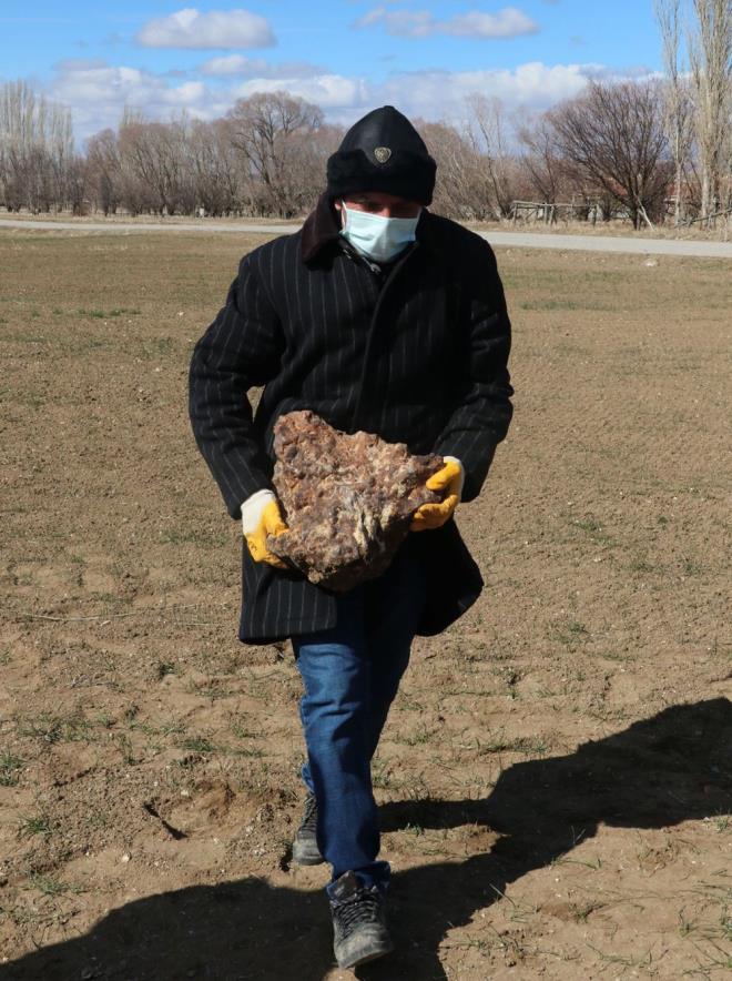 Gk tan grmek isteyen birok kiinin kendilerini ziyarete de geldiini syleyen Ylmaz, "Ta iin birok ziyareti geldi. Bu ta sayesinde daha yeni insanlarla tanma frsat bulduk. Bizim iin ok farkl bir deneyim oldu. Gk tamz mzede sergilendi, ziyaret edildi. Merak edenler ok oldu. Hatta Trkiye'den birok yerden ta fotoraf gnderenler oldu. Bu konularda bir bilim adam deiliz. Daha geni apta bilgisi olan insanlar var. Bizler de bize ulaanlar bilim insanlarna ynlendiriyoruz. Gk ta dt konusu gndeme geldiinde birok kii telefonla arayp ulayor. 'Siz nasl buldunuz, biz nasl arayalm, nasl buluruz' diye soruyorlar. Biz de 'u ekilde bulun' diyemiyoruz, nk biz de tesadfen bulduk. Gk tan bulan insana ans getirmesini dilerim. Benim hayatmda hibir deiiklik olmad. Tarm ve hayvanclkla urayordum yine devam ediyoruz. Satp paramz alrsak yine ayn iimize devam edeceiz. Yine ayn hayatmza devam edeceiz" dedi.