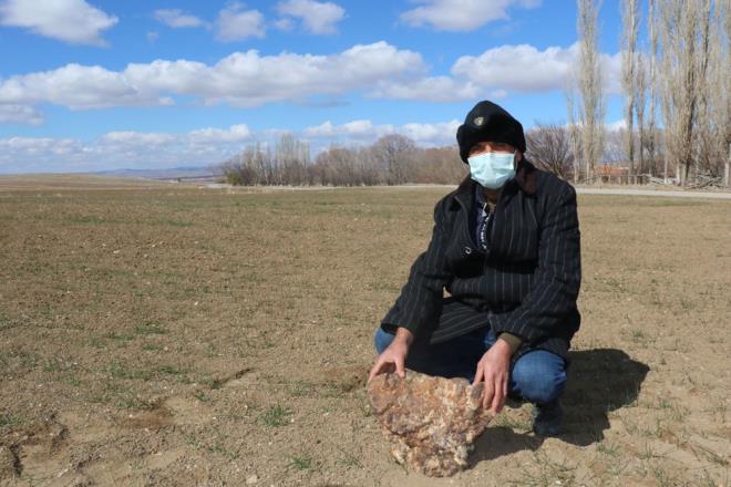 Ylmaz, d gri renkte olan 68 kilo arlndaki tatan ald bir paray incelenmesi iin bir yaknn yardmyla ABD'deki bir niversiteye ulatrd. ncelemede, tan bir gkta olduu ortaya kt. Dnya literatrne ?Gerdekkaya? ismiyle giren gk tanda 12 element bulunduu Trkiye?nin en byk nc gk ta olduu belirtildi.