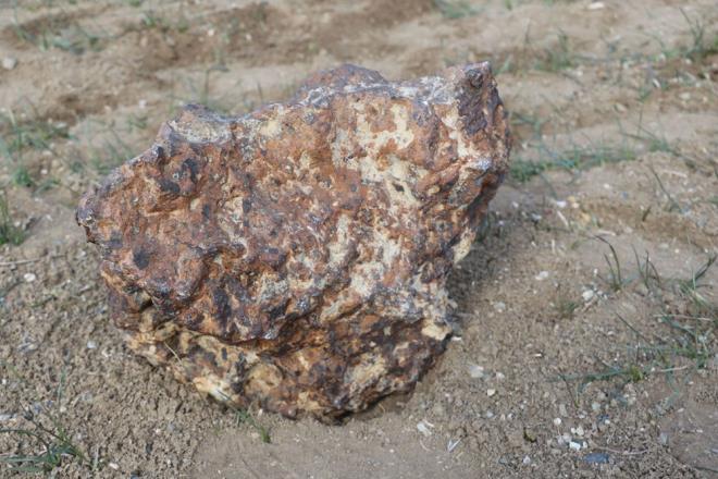 Gk tan ilk bulduklarnda 68 bin dolarlk bir teklif geldiini dile getiren Ylmaz, "O zaman yeni bulduumuz iin konu hakknda tam fikir sahibi olmadmz iin insanlar tarafndan yanl ynlendirildik biz. Bu nedenle ta vermedik. Sonra o paralara vermediimiz iin piman da olduk. Daha sonra 6, 8, 20 bin dolarlk teklifler geldi. Son olarak ise Amerika'da deerli talar alp satan bir kii bizimle irtibata geti. 180 bin dolar teklif edildi, biz de kabul edip sattk. Ancak resmi prosedr takip ediyoruz. Resmi yollarla nasl ta yurt dna karabiliriz, bunun aratrmas ierisindeyiz. Ta gnderdikten sonra inceleyecekler, gerekli analiz sonular karsa onlar ta alacak biz de paramz alacaz" diye konutu.