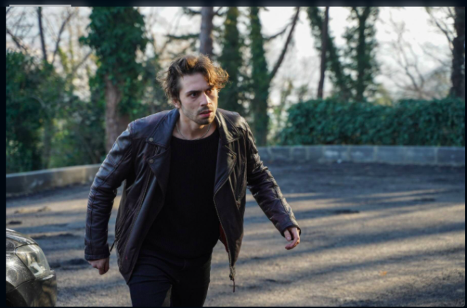 BBC yapm olan Doctor Foster dizisinin Trkiye uyarlamas olan Sadakatsiz'de Seluk karakterine hayat veren oyuncu da kmaza girerek  diziye veda etmiti. Orjinal formatnda devam eden dizide senaryo olduu gibi ileniyor ve olaylar ilerliyor.