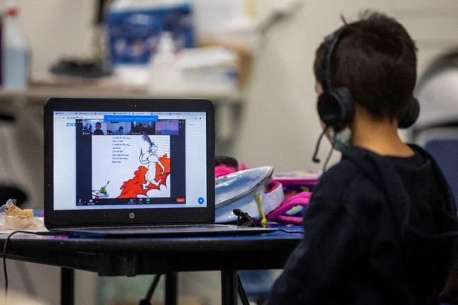 Evden almayla sistemiyle alanlar uzun sren toplantlar yapyor. irketlerin bu iletiimi Zoom gibi programlar zerinden yrtlyor.  Sadece alanlar deil milyonlarca renci de video konferansla eitim gryor.