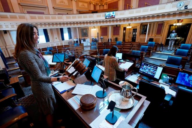 Ayrca kiisel alan algs yaratmak iin kameradan uzak bir noktaya geebilirsiniz. Video akndan kendi grntnz kaldrabilirsiniz. Ara ara kameranz kapatarak ekrandan baka bir noktaya bakabilirsiniz.