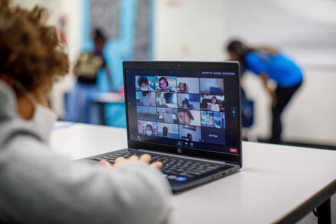 Corona virs pandemisinin balamasyla beraber evden alma yaygnlat. irketler iletiimi salamak iin video konferans ve toplant uygulamalarn kullanmaya balad. Bu uygulamalarn en banda ise Zoom geliyor.