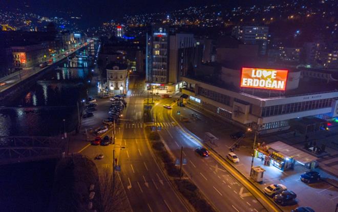 Bosna Hersek'in bakenti Saraybosna'daki reklam panolarna, ABD'nin New York eyaletinde reklam panosunda yer alan "Stop Erdoan" ifadesine cevaben "Love Erdoan" ilan yanstld.