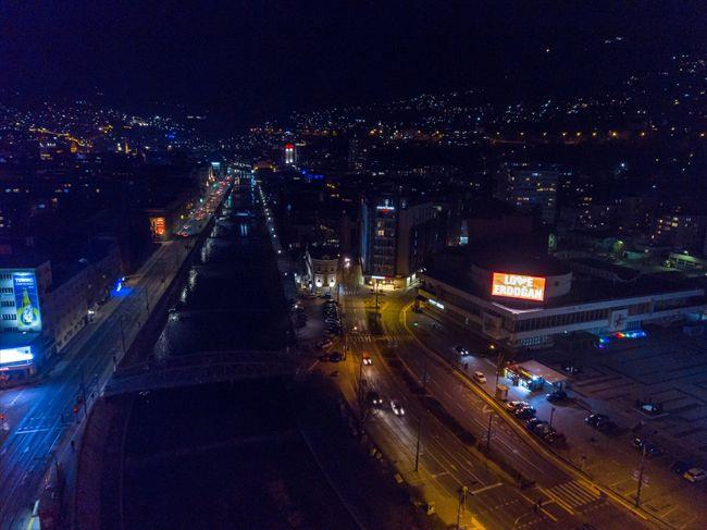 FET mensubu dernein Manhattan'daki Times Meydan'na yakn bir kedeki dijital ekrana verdii ilan, Trk Amerikan Ynlendirme Komitesi (TASC) ve Trk toplumundan vatandalarn protestosuna neden olmu, gelen tepkiler zerine kaldrlmt.