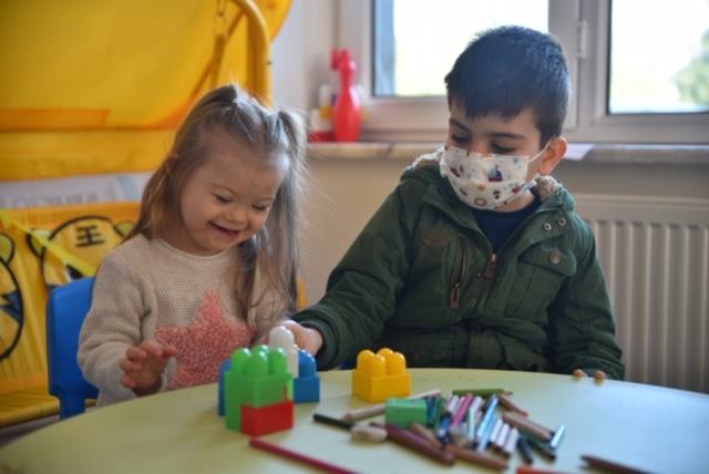 Bursa?nn altyapsndan styapsna kadar birok nemli almay srdren Bursa Bykehir Belediyesi, vatandalarn yararna olan sosyal projelerine de aksatmadan devam ediyor. Bursa Bykehir Belediyesi Engelliler ube Mdrl tarafndan Bursa Kent Konseyi ve Bursa Down Kardelii Dernei ortaklnda ?Bir ev bir dnya? projesi balatld. Pandemi srecindeki yaanan kstlamalardan daha fazla etkilenen grme, iitme, ortopedik, otizm, down sendromu, cerebral palsi, ar kronik hastalk gibi zel gereksinimli ocuklar ve aileleri, projeyle birlikte karlatklar zorluklarla ba edebilme konusunda uzmanlar tarafndan destekleniyor.