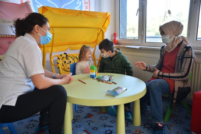 Fizyoterapist Sevnur Mustafa ise, proje kapsamnda ocuklarn deerlendirmesinin yapldn, ev programlar eklinde devler verildiini ve takibinin yapldn ifade etti.   Projeye katlan aileler ise verilen destein ocuklar ve kendileri iin ok nemli olduunu belirterek, almann uzun soluklu olmasn istediklerini syledi.